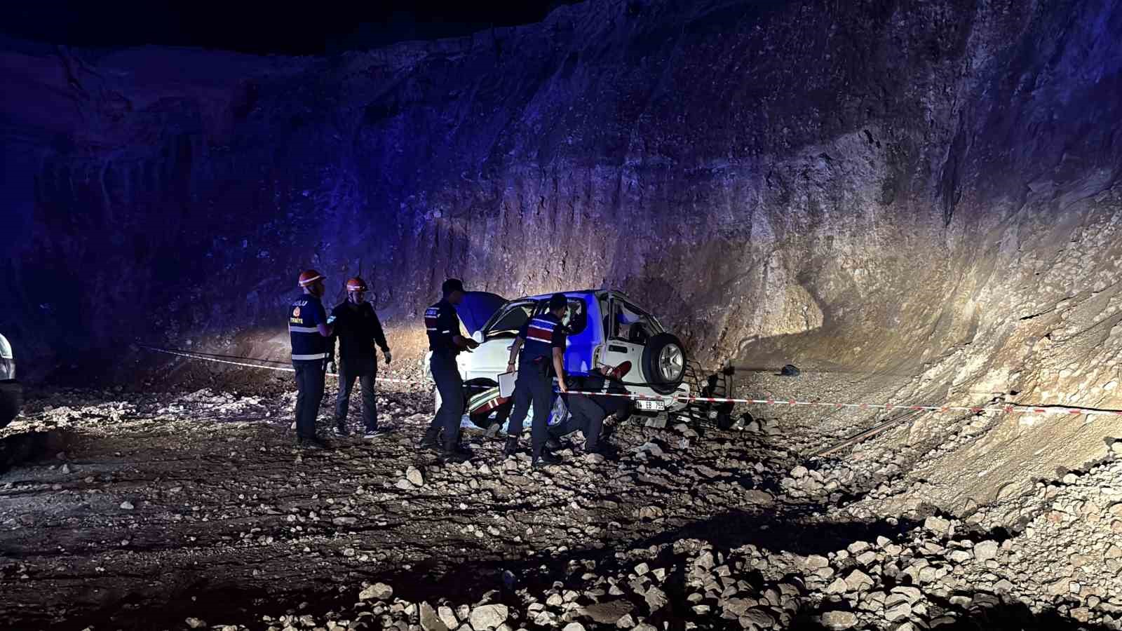 boluda cip 15 metrelik ucurumdan uctu 2 sevgili hayatini kaybetti 1 yarali 0 YeSW4TaH