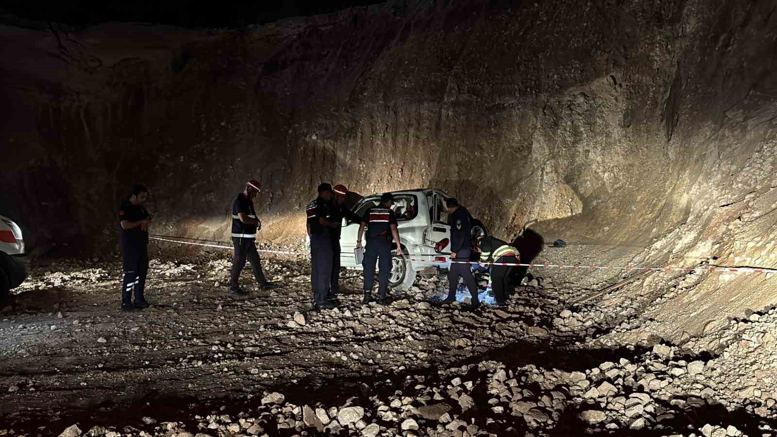 boluda cip 15 metrelik ucurumdan uctu 2 sevgili hayatini kaybetti 1 yarali 2