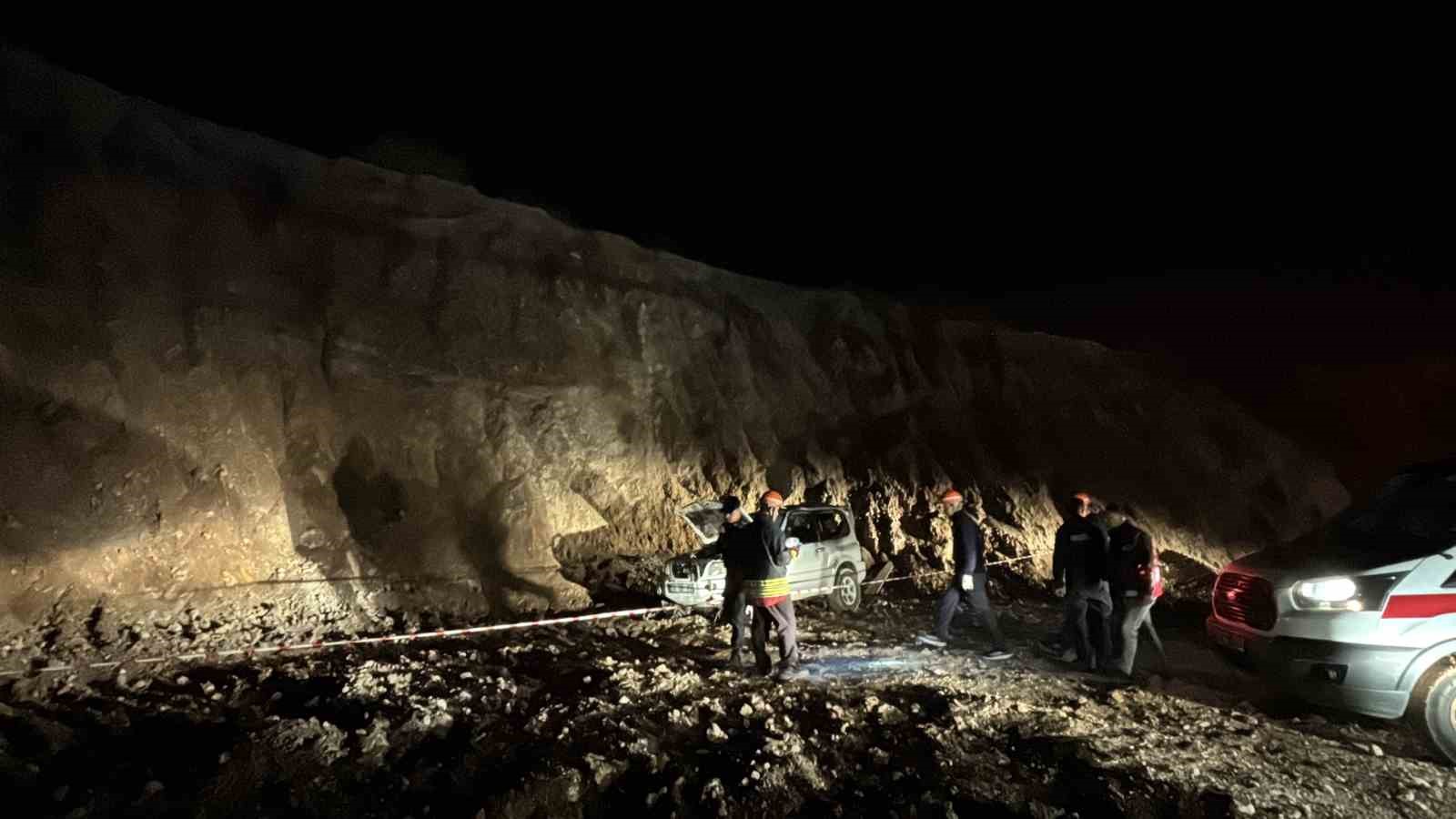 boluda cip 15 metrelik ucurumdan uctu 2 sevgili hayatini kaybetti 1 yarali 5 bOB1Kvvu