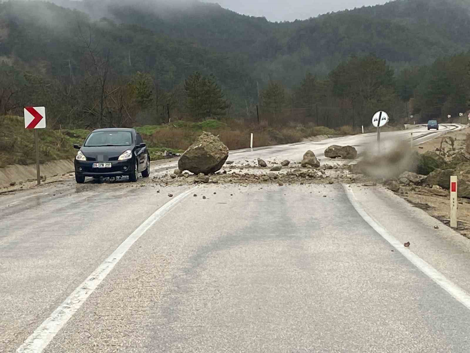 boluda dagdan kopan kayalar yola indi suruculer son anda kurtuldu 0 BvDciXMM