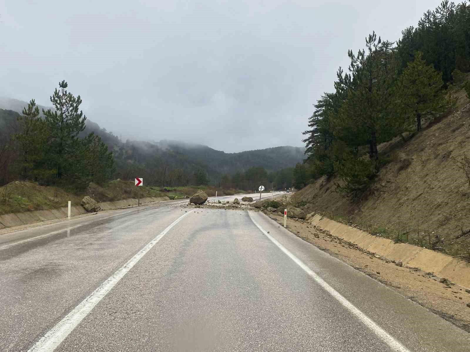 boluda dagdan kopan kayalar yola indi suruculer son anda kurtuldu 1 kWXaTsQS