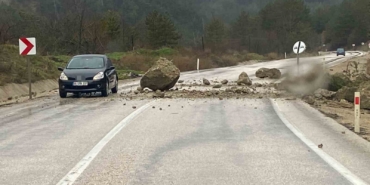boluda-dagdan-kopan-kayalar-yola-indi-suruculer-son-anda-kurtuldu-TyXvkXdQ.jpg
