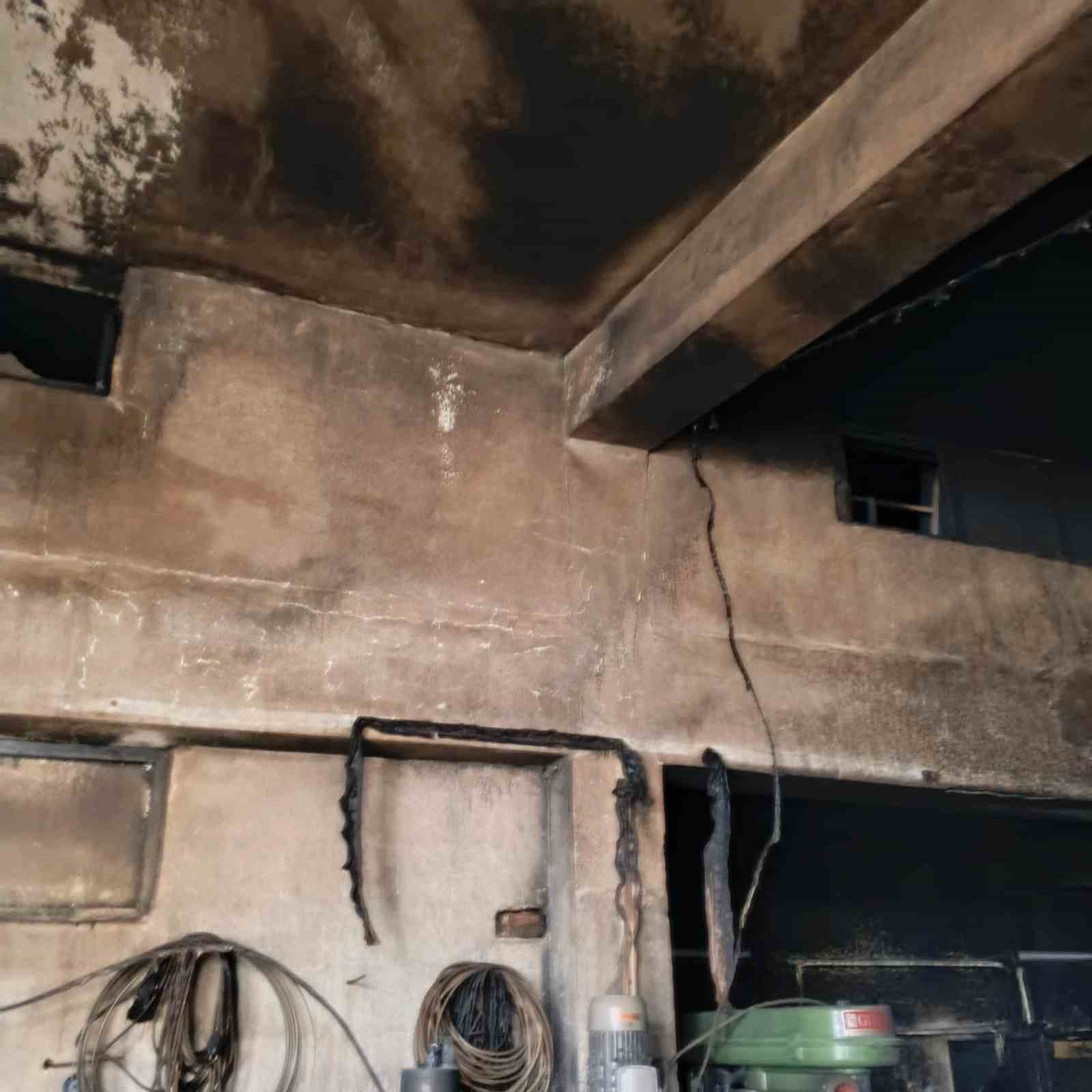 boluda demir dograma dukkaninda yangin cikti 2 b32hF3Pl