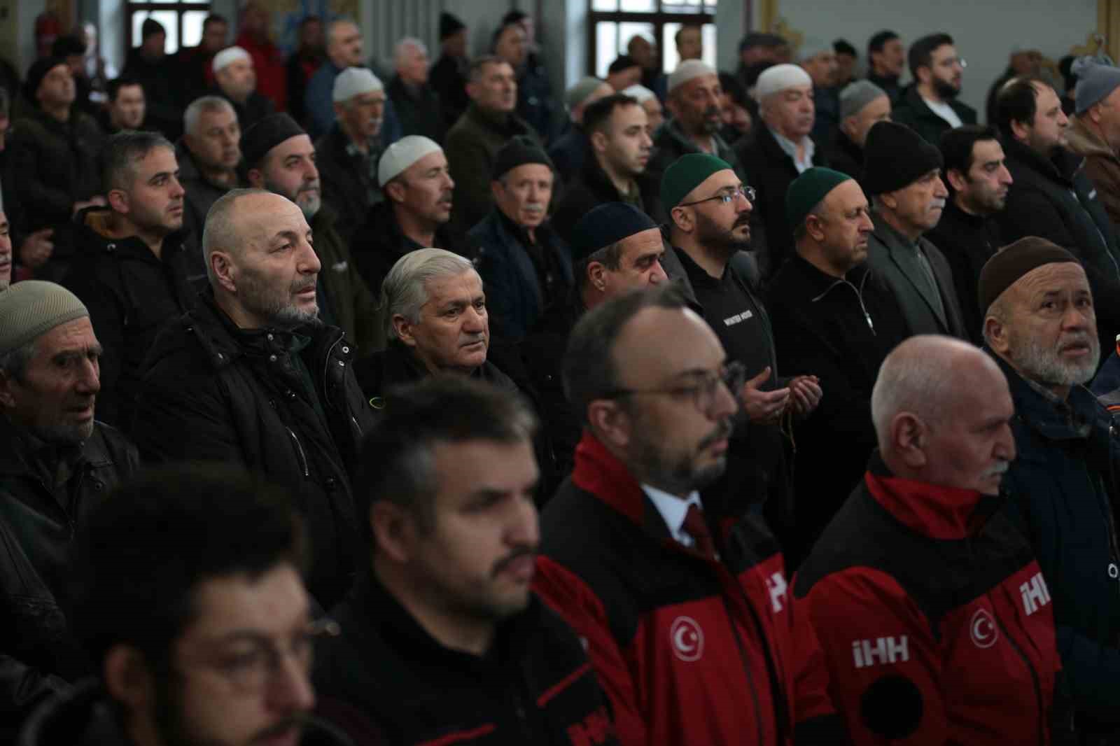boluda depremde hayatini kaybedenler dualarla anildi 0 BBahisVv