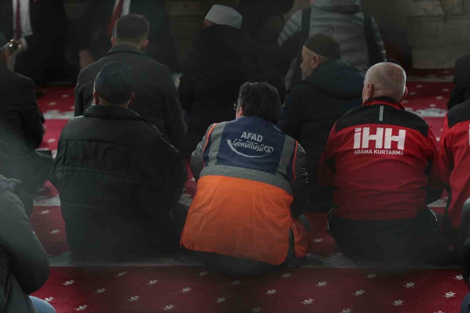 boluda depremde hayatini kaybedenler dualarla anildi 1 PymYeB3e