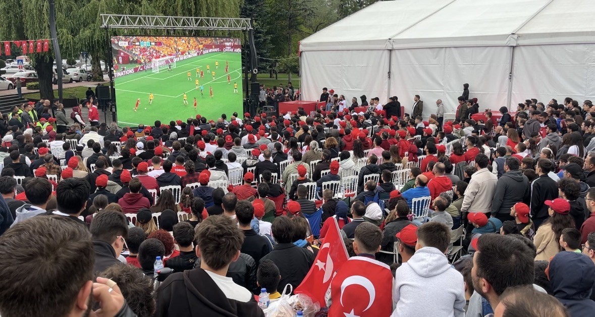 Bolu’da ’Dünya Kupası’ coşkusu sokağa taştı: Anıtpark’ta tarihi heyecan 4 boluda dunya kupasi coskusu sokaga tasti anitparkta tarihi heyecan 0