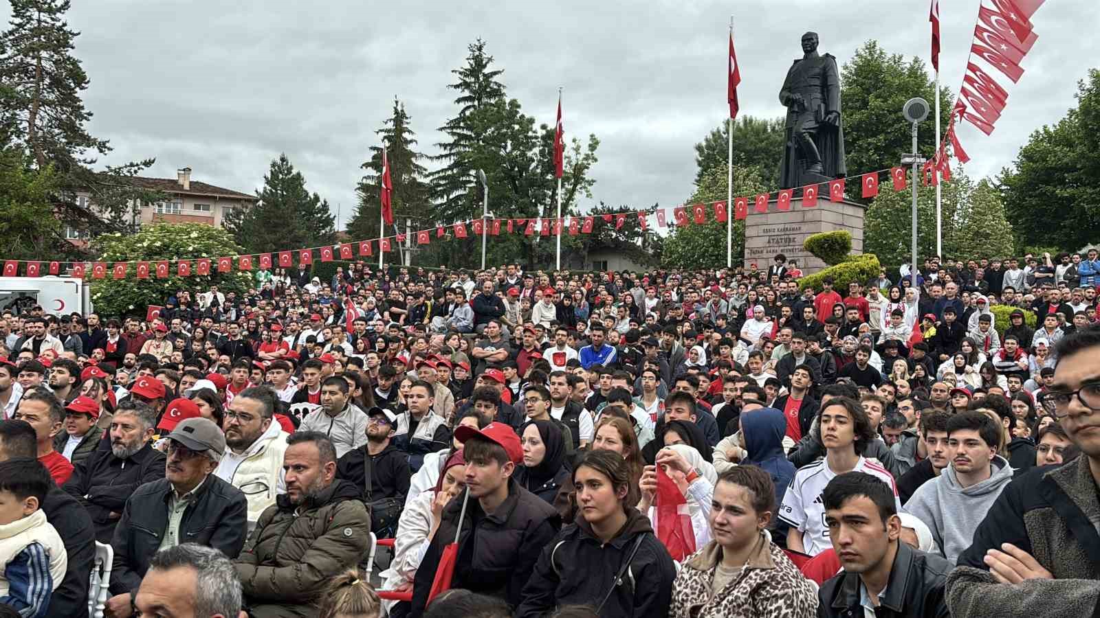 Bolu’da ’Dünya Kupası’ coşkusu sokağa taştı: Anıtpark’ta tarihi heyecan 6 boluda dunya kupasi coskusu sokaga tasti anitparkta tarihi heyecan 2 RDSVBcHL