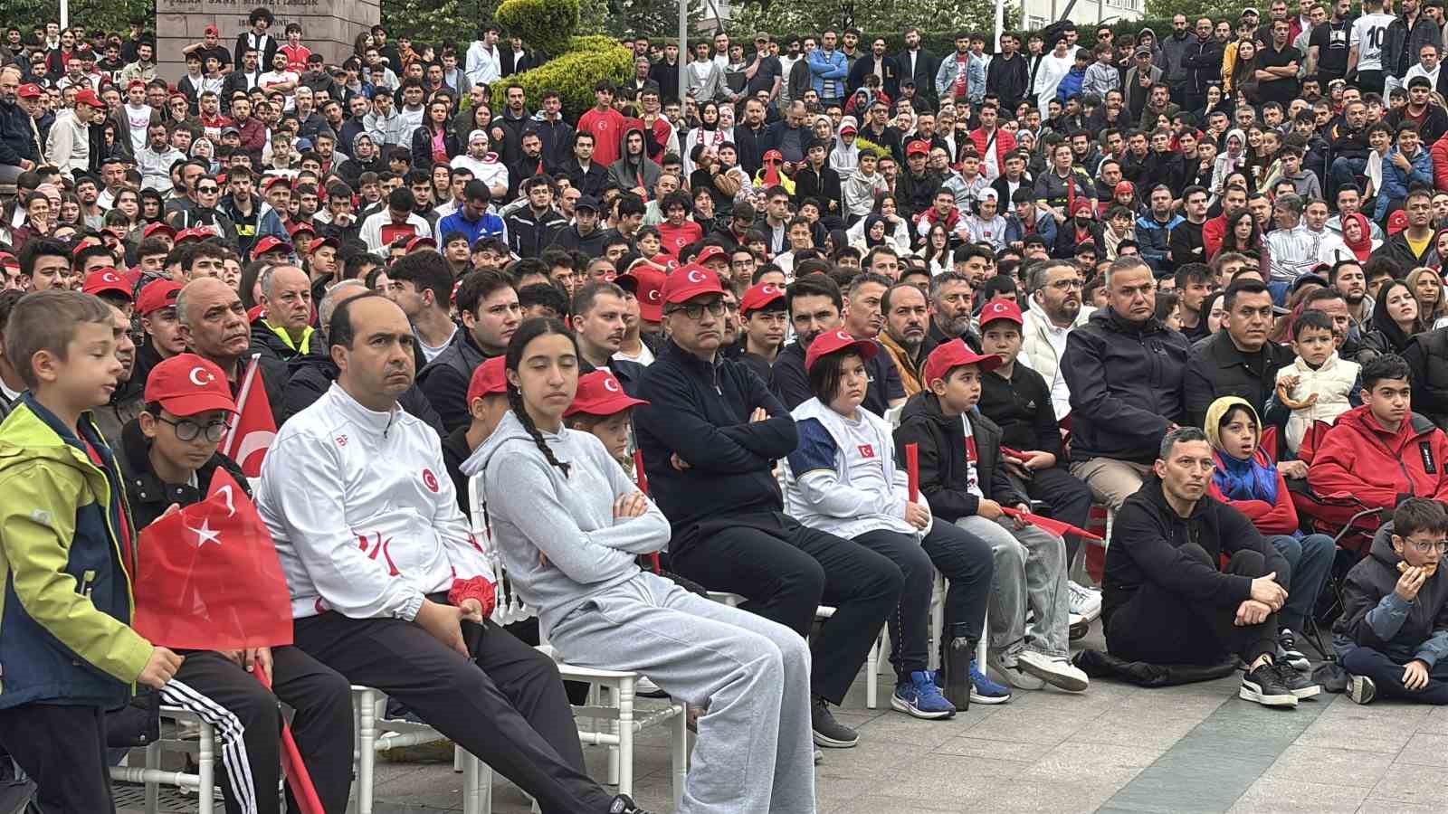 Bolu’da ’Dünya Kupası’ coşkusu sokağa taştı: Anıtpark’ta tarihi heyecan 7 boluda dunya kupasi coskusu sokaga tasti anitparkta tarihi heyecan 3 2jt1Nrjv