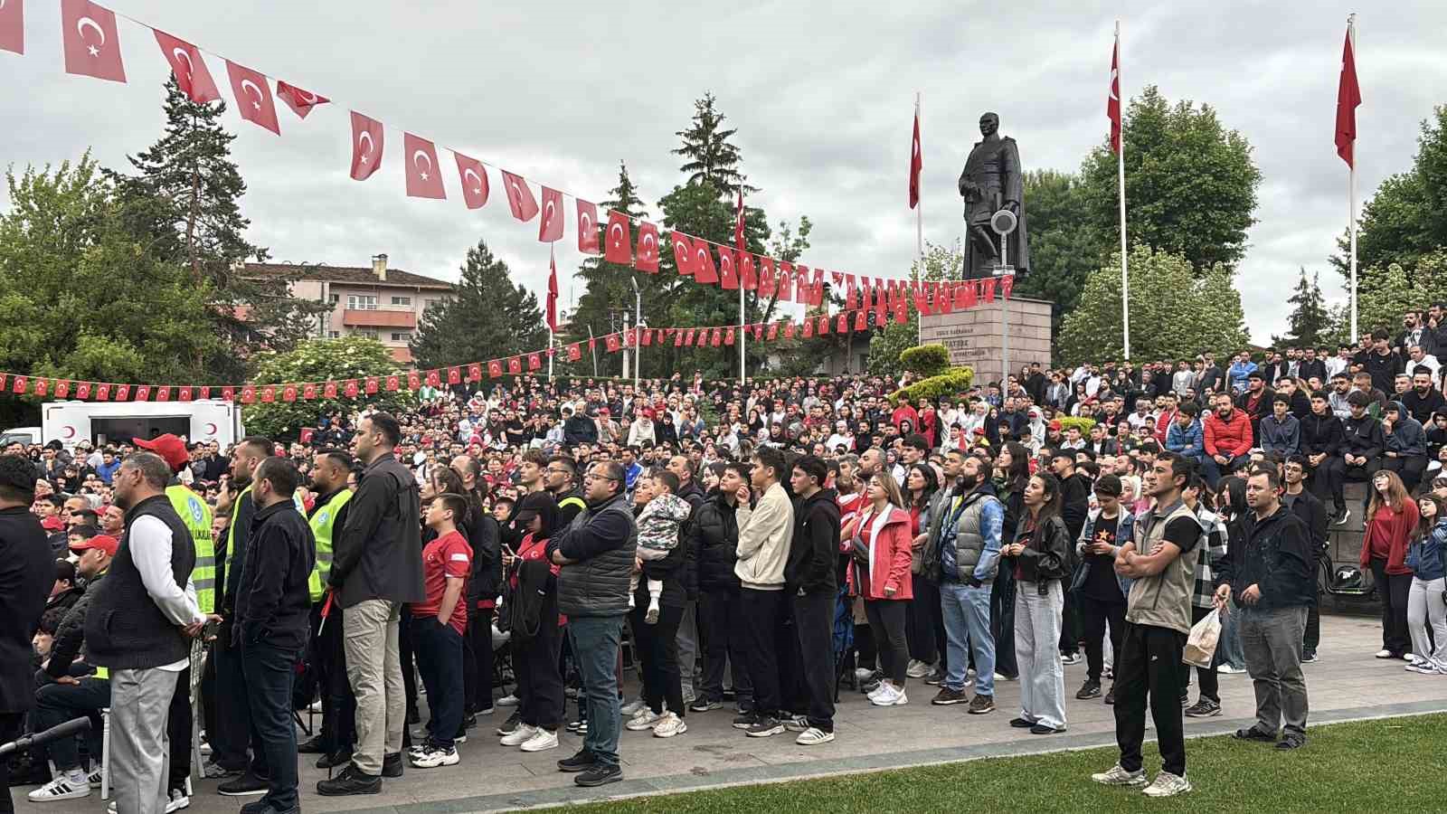 Bolu’da ’Dünya Kupası’ coşkusu sokağa taştı: Anıtpark’ta tarihi heyecan 8 boluda dunya kupasi coskusu sokaga tasti anitparkta tarihi heyecan 4 ZWH54GHc