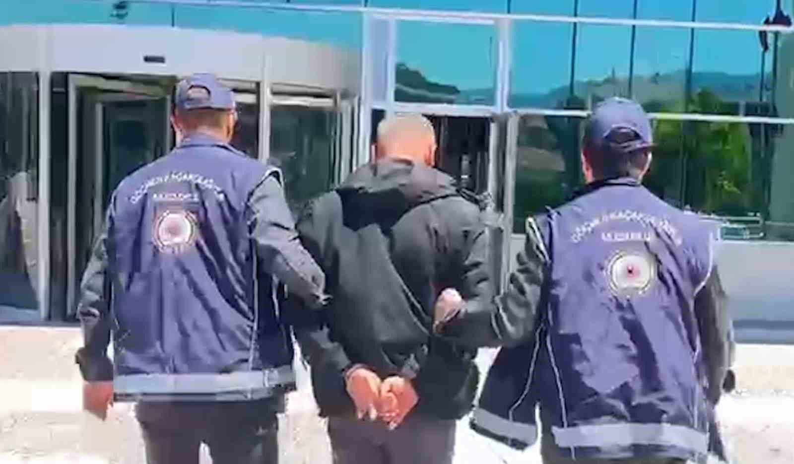 boluda durdurulan kamyondan 10 duzensiz gocmen cikti surucu tutuklandi 0 ZmkVhG8M