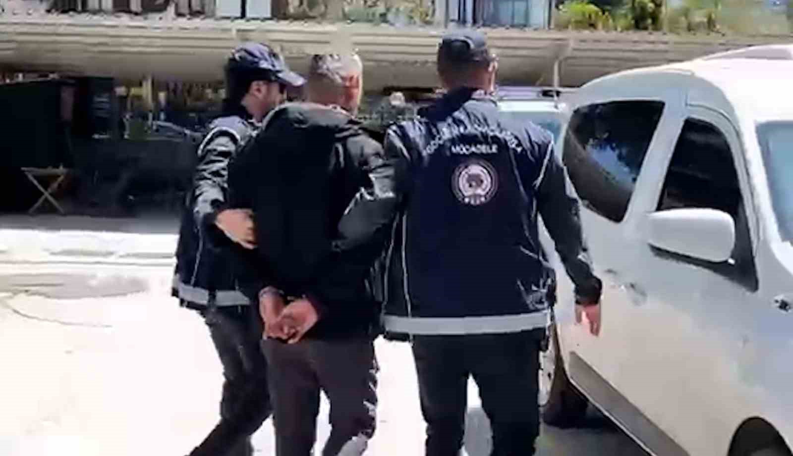 boluda durdurulan kamyondan 10 duzensiz gocmen cikti surucu tutuklandi 1 M9kFbtTq