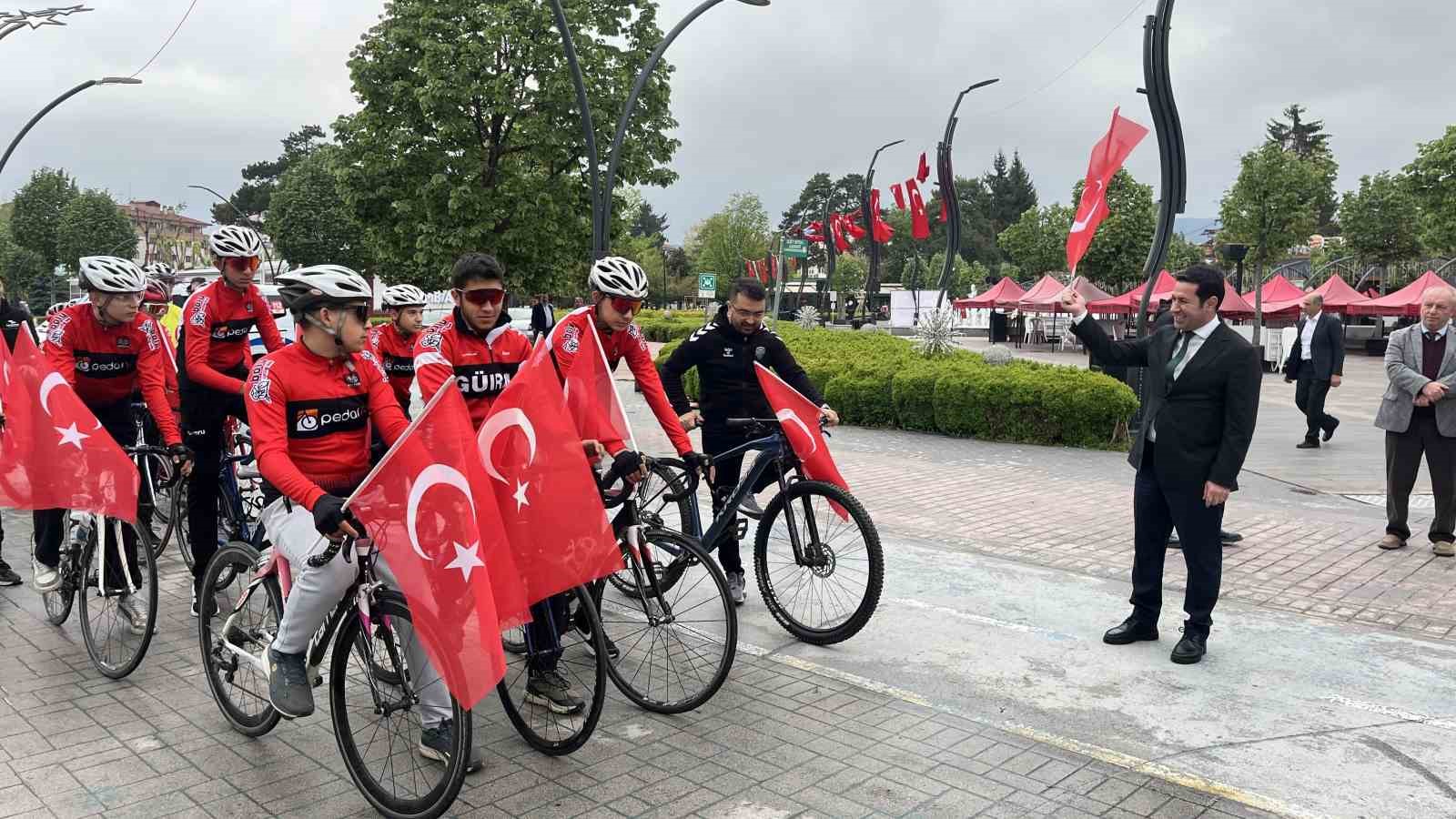 boluda ellerinde turk bayraklariyla genclik haftasinda pedal cevirdiler 0 qNNKKNuT