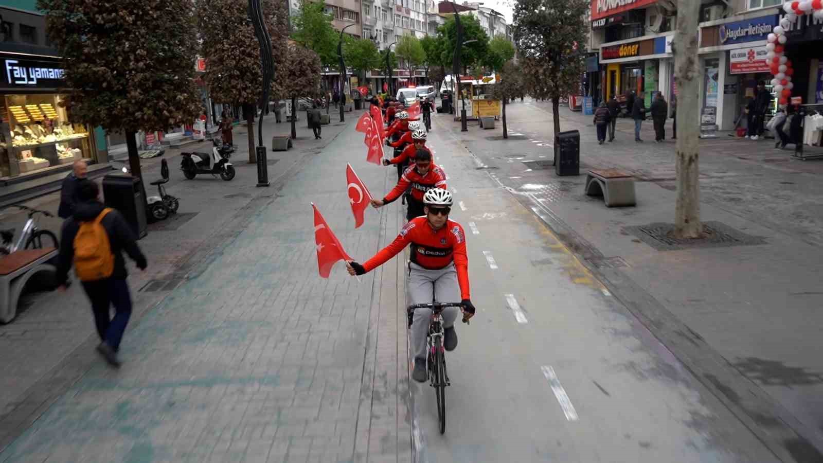 boluda ellerinde turk bayraklariyla genclik haftasinda pedal cevirdiler 1 7HqenWRF