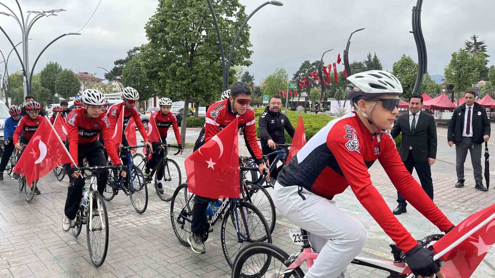 boluda ellerinde turk bayraklariyla genclik haftasinda pedal cevirdiler 2 b1ji3I1b