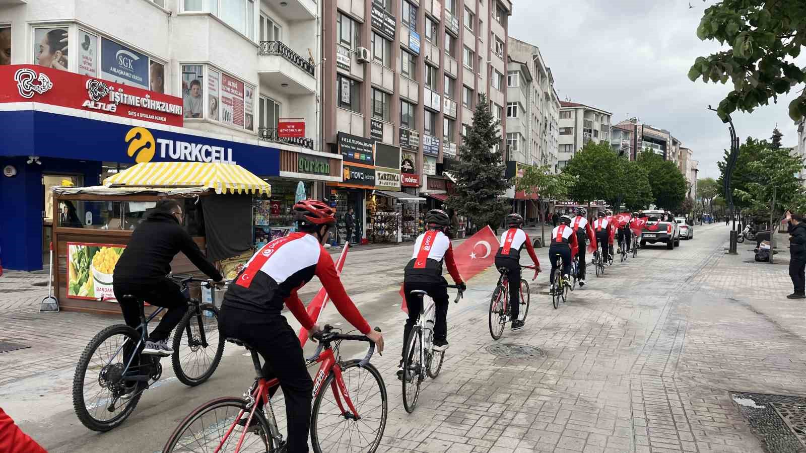 boluda ellerinde turk bayraklariyla genclik haftasinda pedal cevirdiler 3