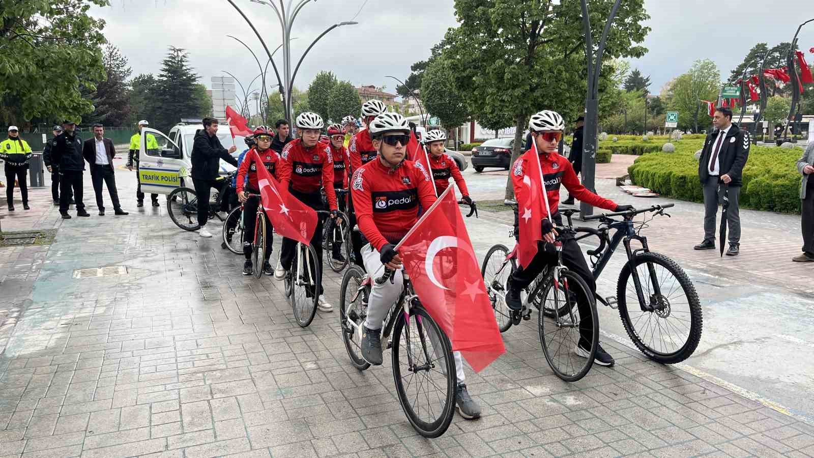 boluda ellerinde turk bayraklariyla genclik haftasinda pedal cevirdiler 4 LAqOCN5U