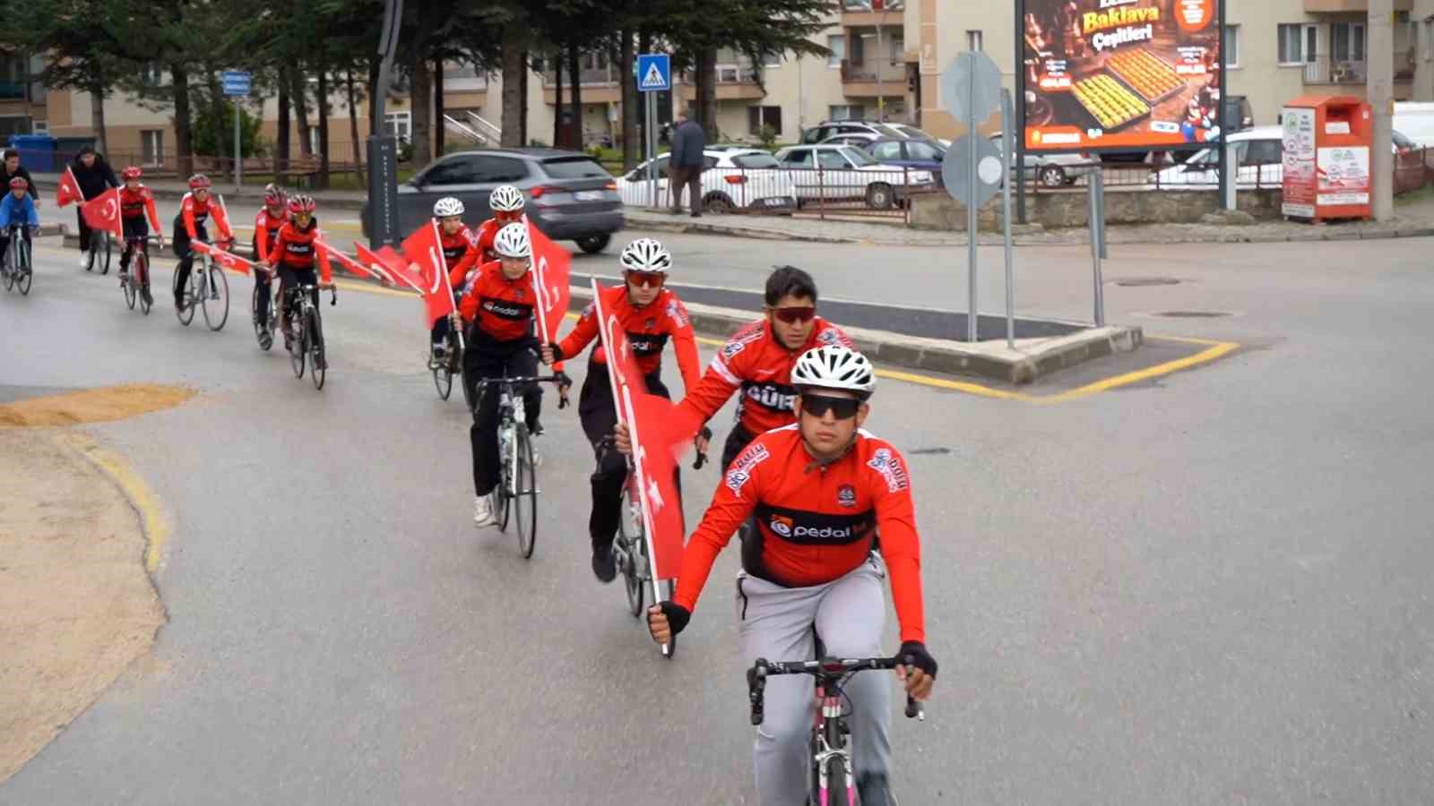 boluda ellerinde turk bayraklariyla genclik haftasinda pedal cevirdiler 5 6dSRY8yd