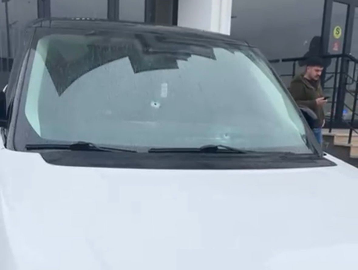 boluda emlak ofisine silahli saldiri luks cip ve is yeri kursunlarin hedefi oldu 1