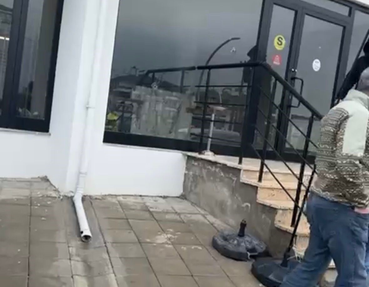 boluda emlak ofisine silahli saldiri luks cip ve is yeri kursunlarin hedefi oldu 2 GX5TRZjd