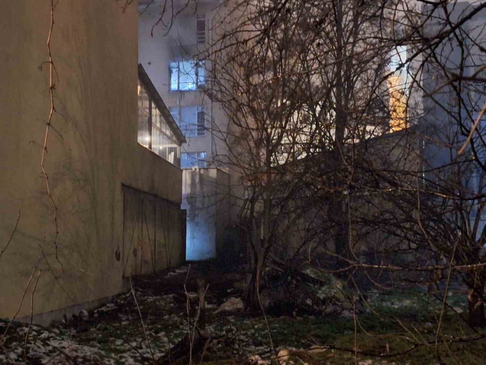 Bolu’da gece saatlerinde korkutan yangın: 2 kişi dumandan etkilendi 9 boluda gece saatlerinde korkutan yangin 2 kisi dumandan etkilendi 5 SQugjgSY