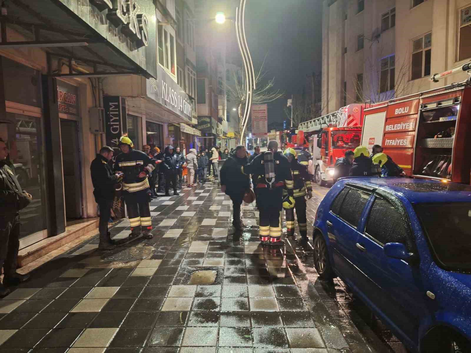 boluda gece saatlerinde korkutan yangin 2 yarali 2