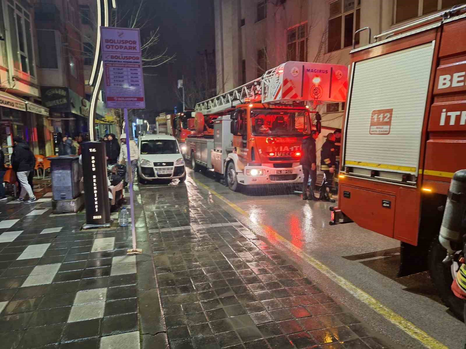 boluda gece saatlerinde korkutan yangin 2 yarali 4 MvHCakyu