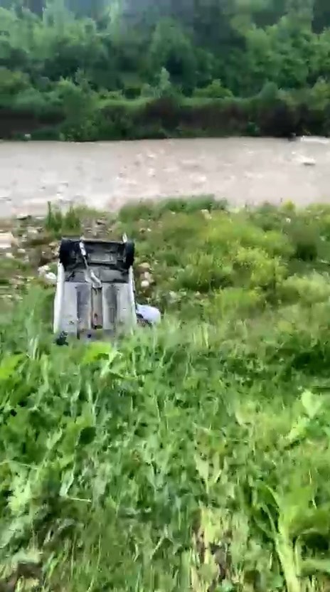 boluda hafif ticari arac dere yatagina uctu anne ve 2 cocugu yaralandi 1