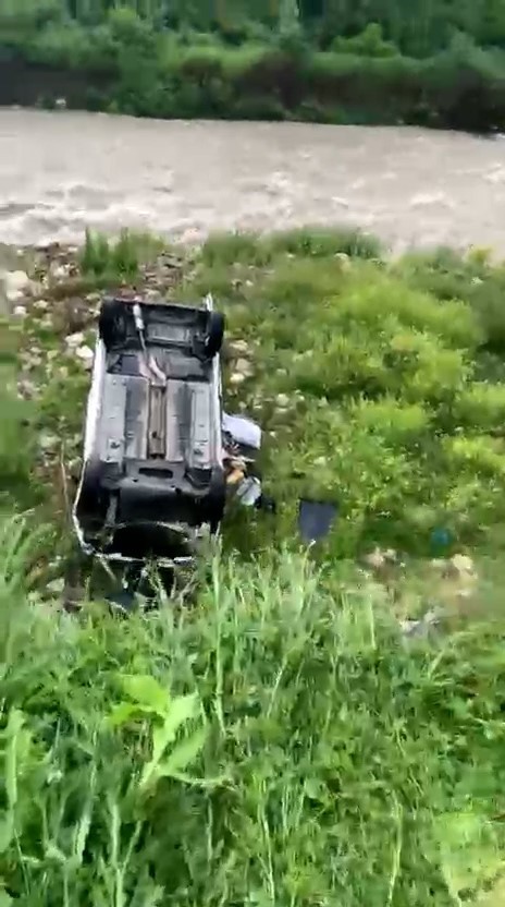 boluda hafif ticari arac dere yatagina uctu anne ve 2 cocugu yaralandi 2