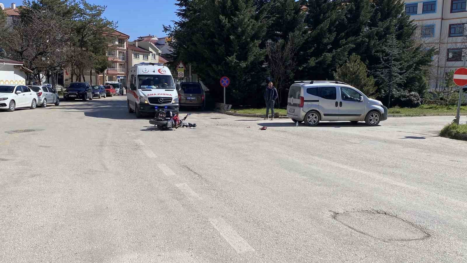 boluda hafif ticari arac ile motosiklet carpisti 1 yarali 2 erAPnzyq