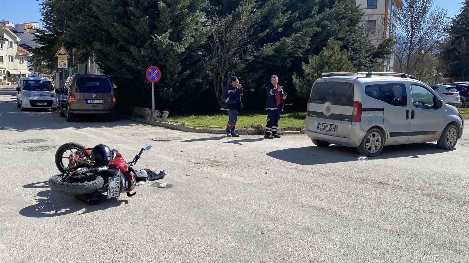 boluda hafif ticari arac ile motosiklet carpisti 1 yarali 3 uM1ASOAR