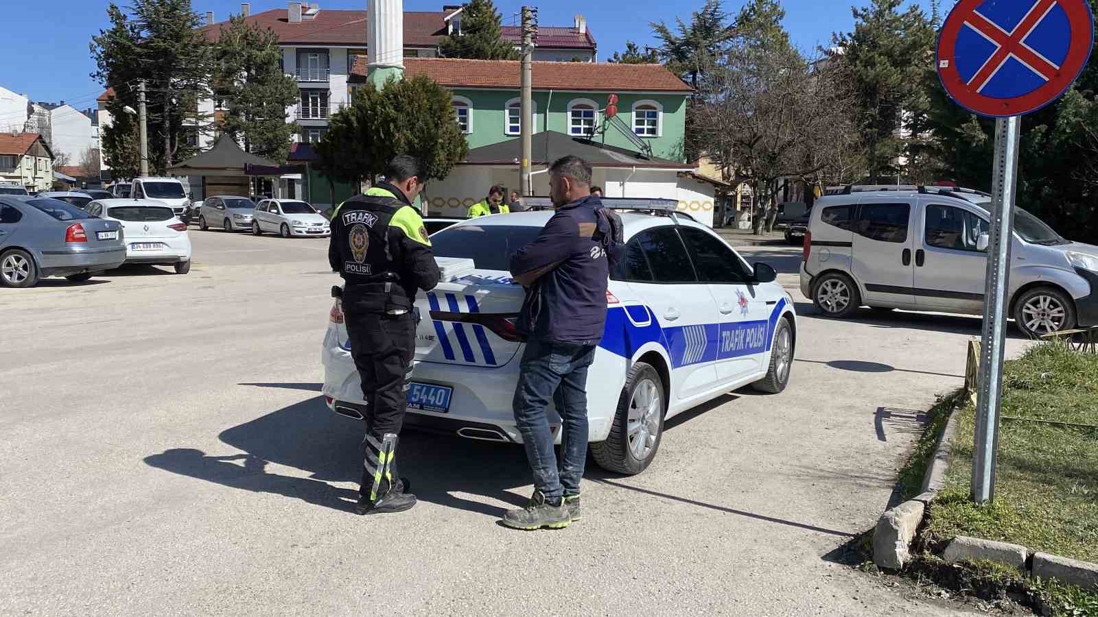 boluda hafif ticari arac ile motosiklet carpisti 1 yarali 4 7lVJld1h