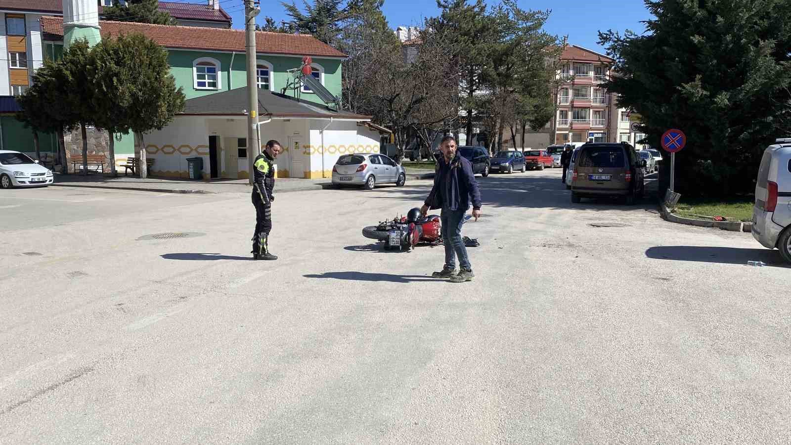 boluda hafif ticari arac ile motosiklet carpisti 1 yarali 5 OlYybDTh