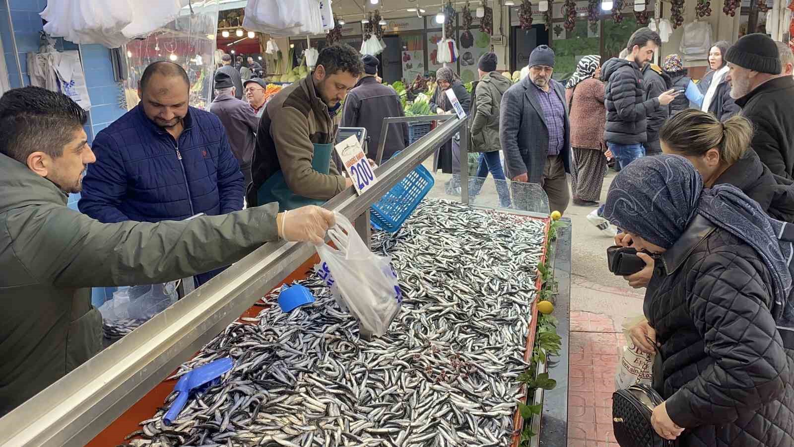 Bolu’da hamsi bolluğu sürüyor: Kilosu 200 liradan rağbet gördü 4 boluda hamsi bollugu suruyor kilosu 200 liradan ragbet gordu 0 U87MX1Lp