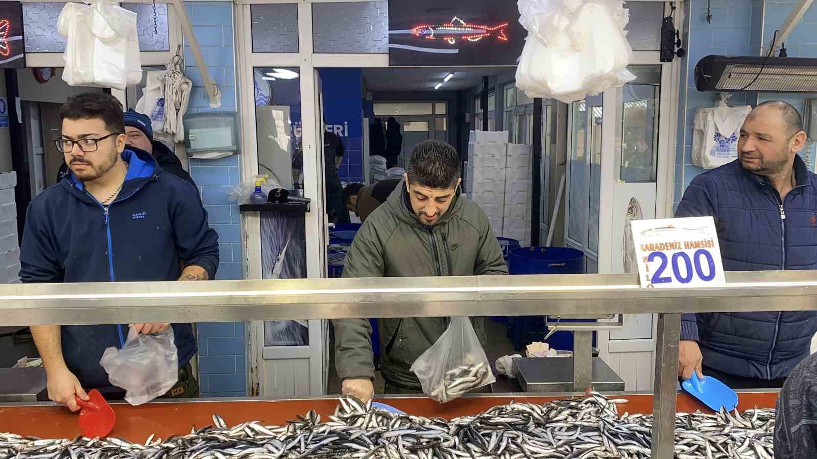 Bolu’da hamsi bolluğu sürüyor: Kilosu 200 liradan rağbet gördü 7 boluda hamsi bollugu suruyor kilosu 200 liradan ragbet gordu 3 IS5Yu6tE