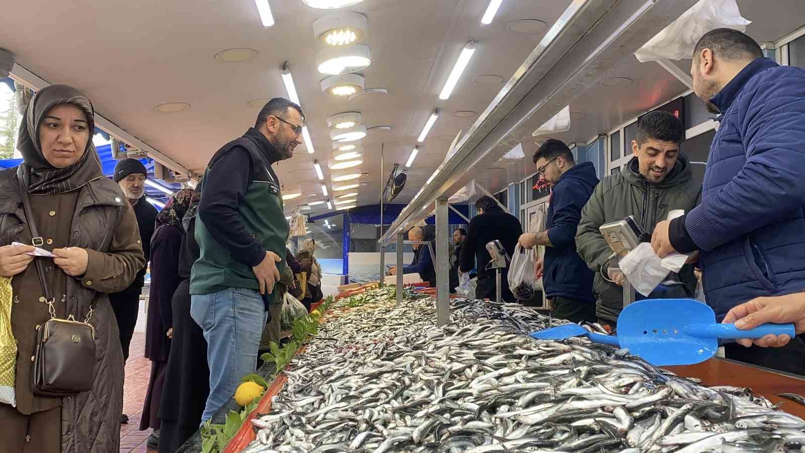Bolu’da hamsi bolluğu sürüyor: Kilosu 200 liradan rağbet gördü 8 boluda hamsi bollugu suruyor kilosu 200 liradan ragbet gordu 4 A8tsDALJ