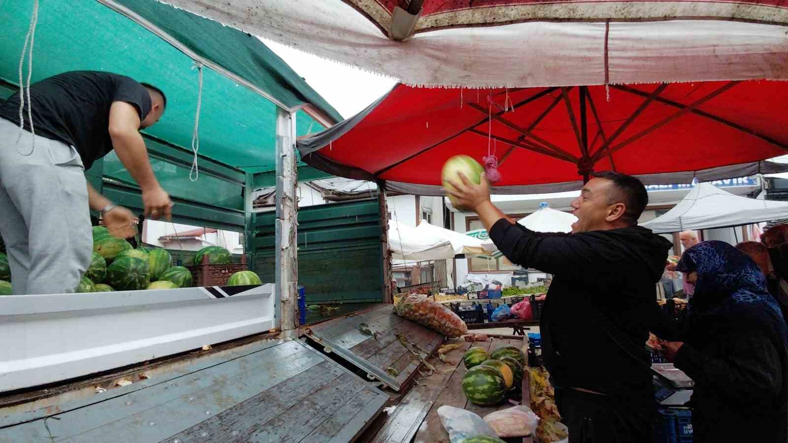 boluda hayirsever esnaf 1 ton karpuzu 1 saatte ucretsiz dagitti 1 MNPBjSC9