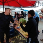 boluda-hayirsever-esnaf-1-ton-karpuzu-1-saatte-ucretsiz-dagitti-yN2JqenQ.jpg