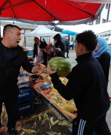 boluda-hayirsever-esnaf-1-ton-karpuzu-1-saatte-ucretsiz-dagitti-yN2JqenQ.jpg