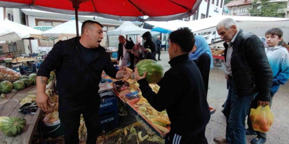 boluda-hayirsever-esnaf-1-ton-karpuzu-1-saatte-ucretsiz-dagitti-yN2JqenQ.jpg