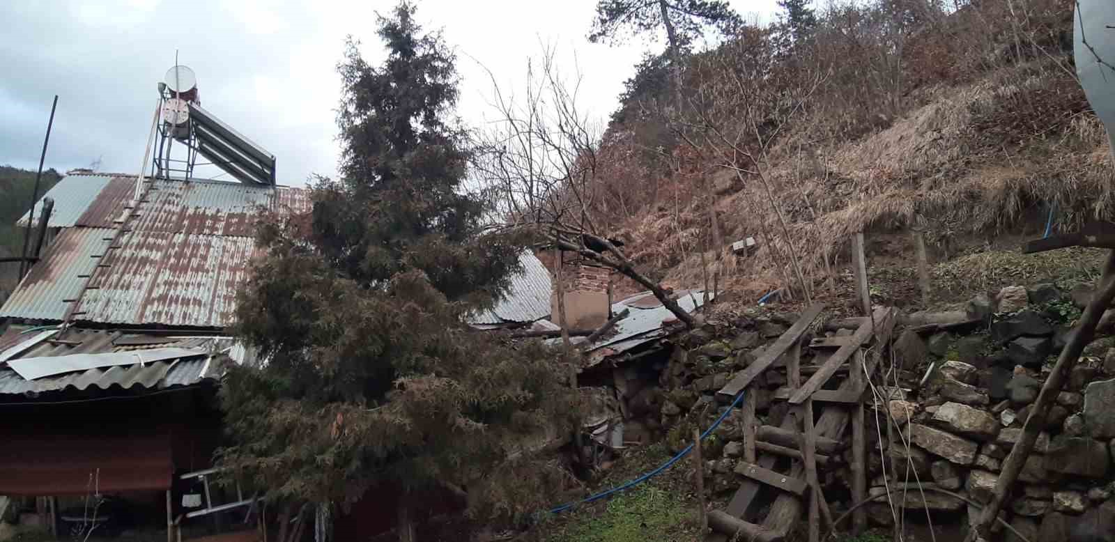 boluda heyelan nedeniyle 3 ev bosaltildi 3