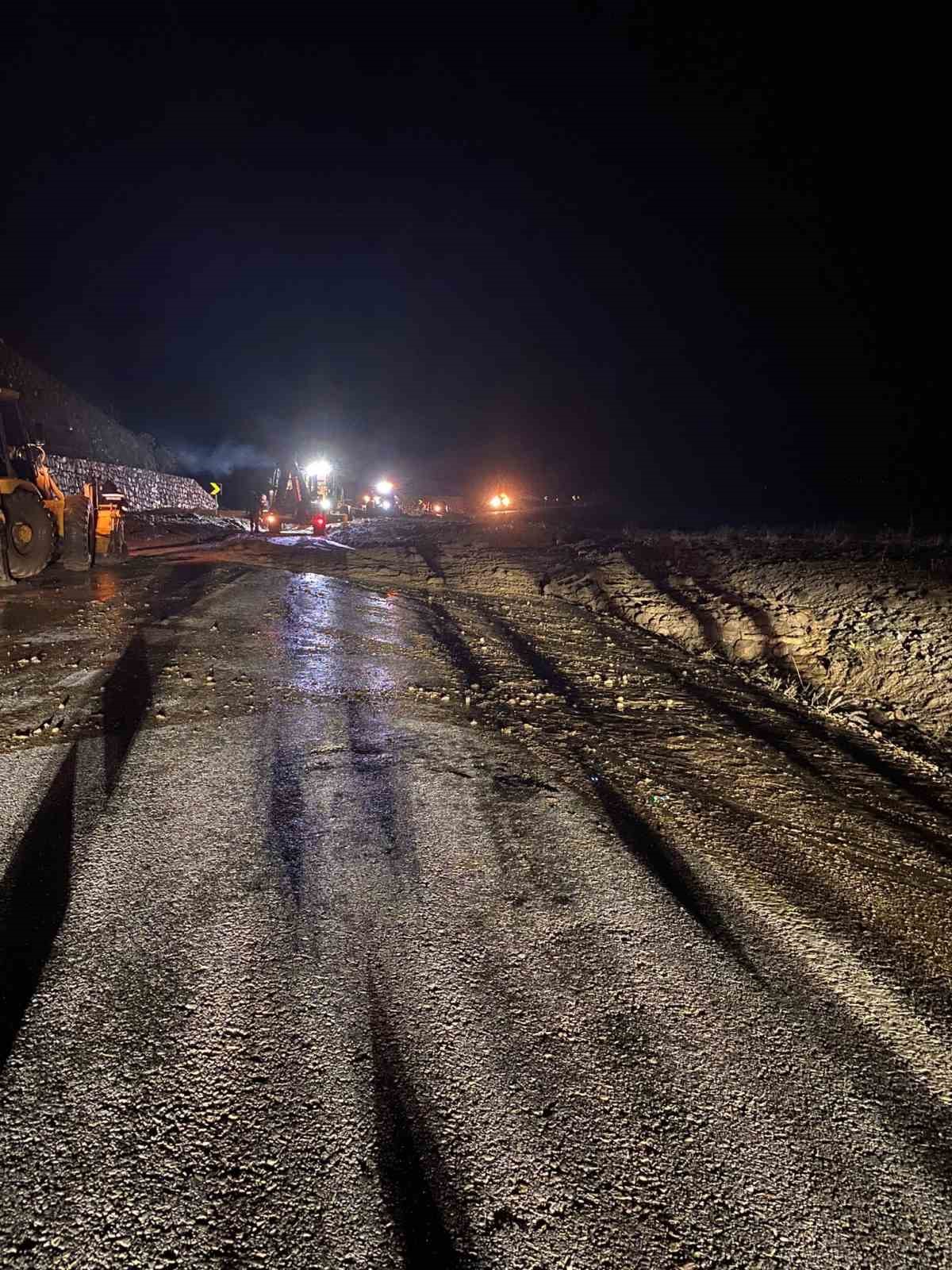 boluda heyelan nedeniyle kapanan yol tekrardan ulasima acildi 0 IOQ3UhWu
