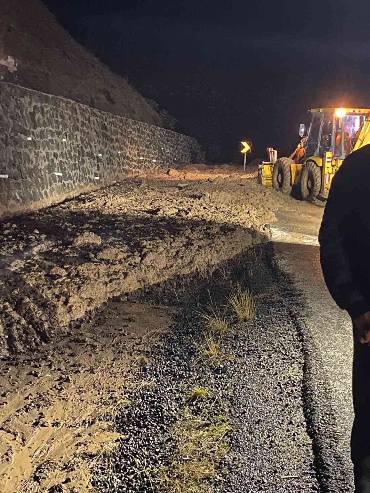 boluda heyelan nedeniyle kapanan yol tekrardan ulasima acildi 1