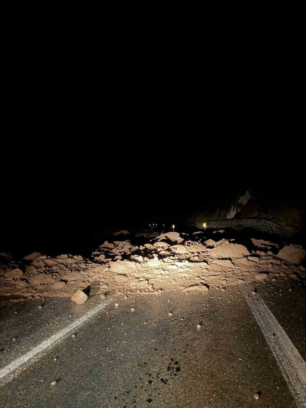 boluda heyelan nedeniyle kapanan yol tekrardan ulasima acildi 2 KfVgZ7p5
