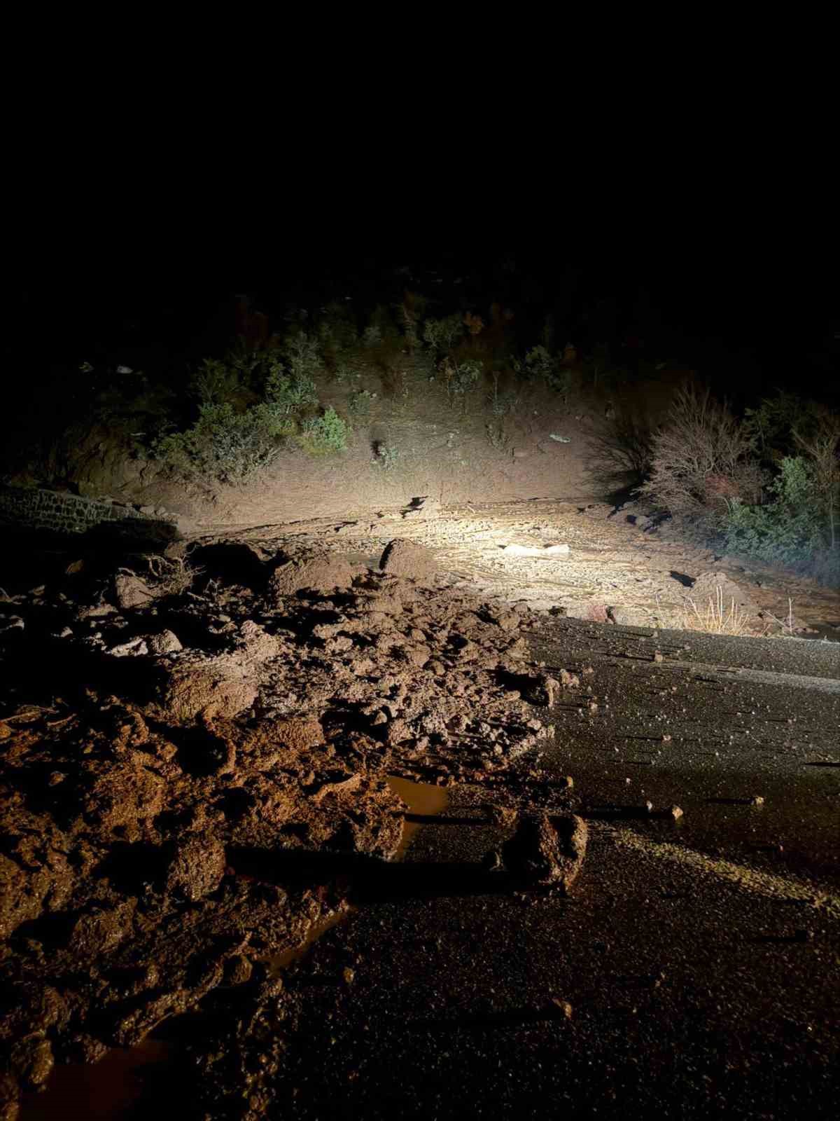 boluda heyelan nedeniyle kapanan yol tekrardan ulasima acildi 3 ZSVrfLhJ