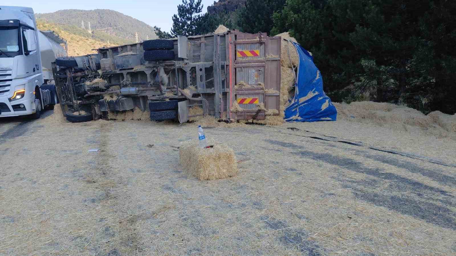 Bolu’da iki kamyon kafa kafaya çarpıştı: Samanlar yola saçıldı, 2 yaralı 5 boluda iki kamyon kafa kafaya carpisti samanlar yola sacildi 2 yarali 1 uBWRal5z