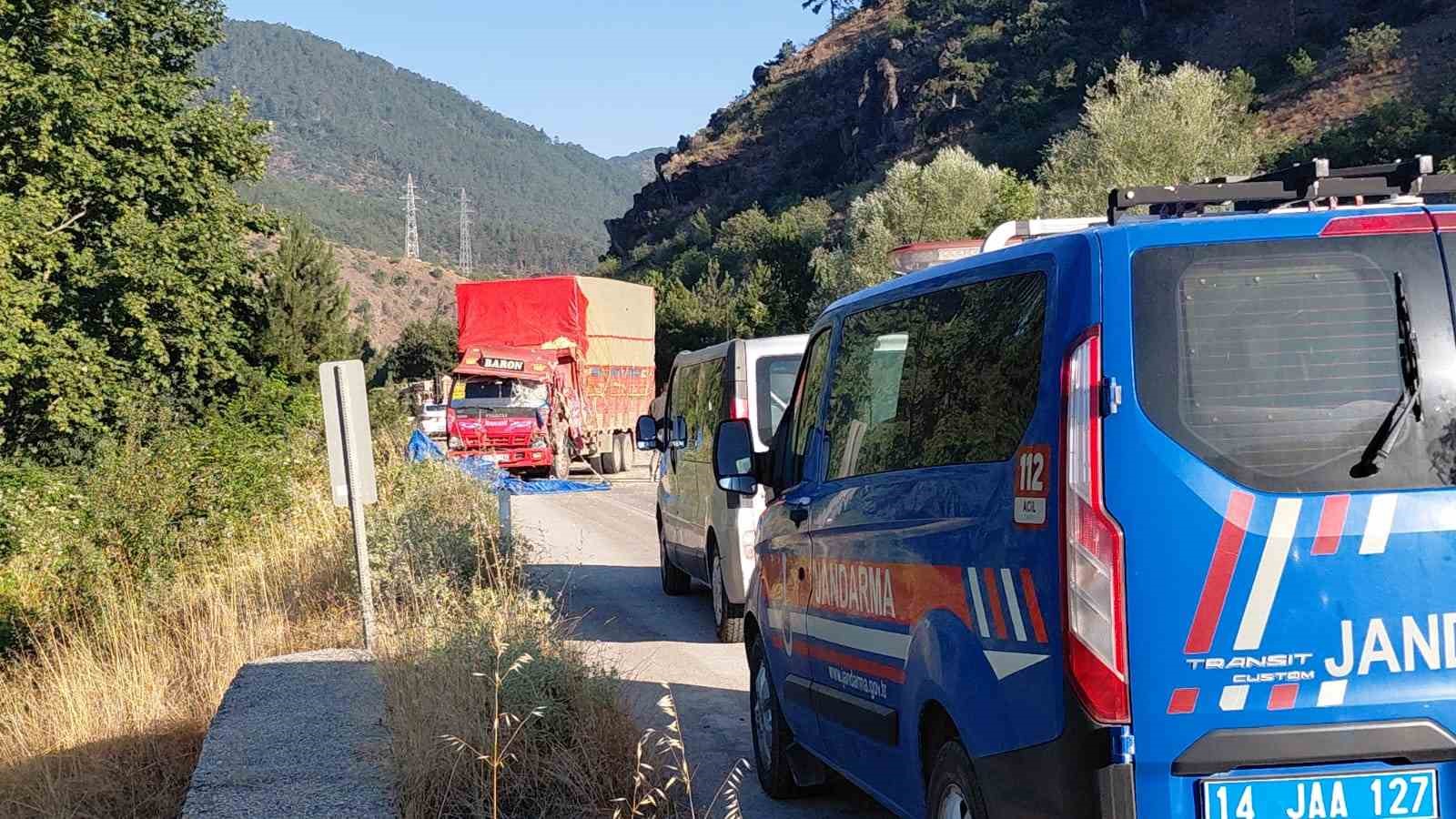 Bolu’da iki kamyon kafa kafaya çarpıştı: Samanlar yola saçıldı, 2 yaralı 7 boluda iki kamyon kafa kafaya carpisti samanlar yola sacildi 2 yarali 3 zhvLd5sI