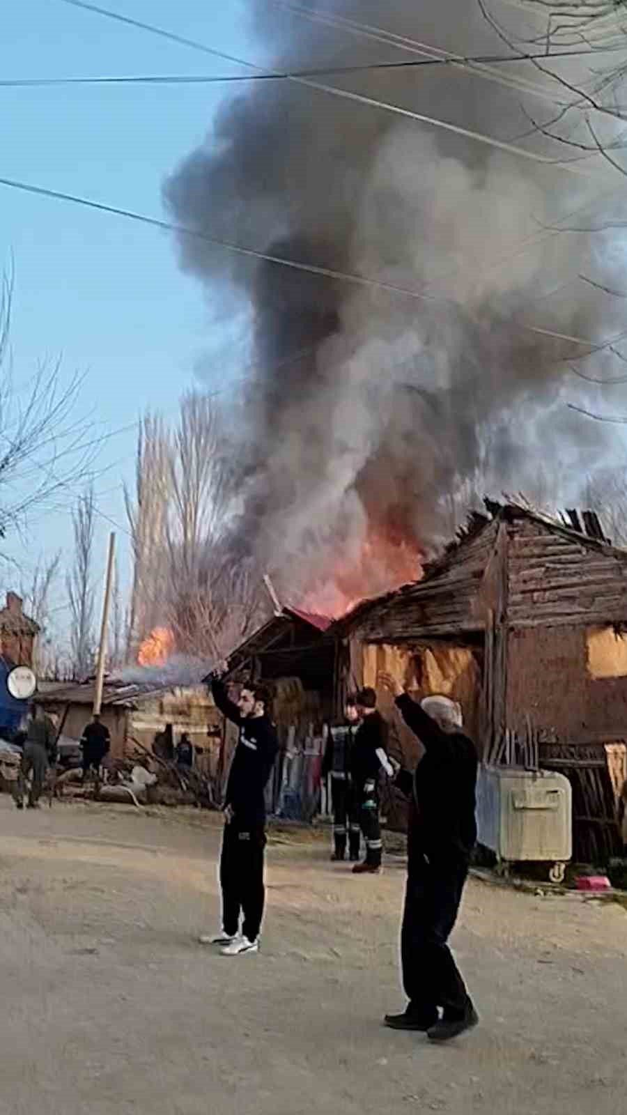 boluda iki katli ahsap ev ve ahir alev alev yandi 1 1bU4O9mc
