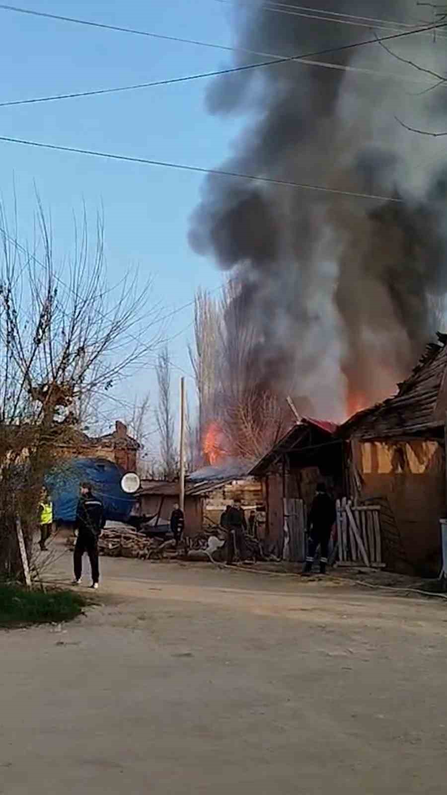boluda iki katli ahsap ev ve ahir alev alev yandi 2