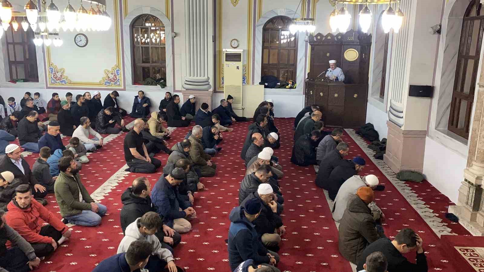 boluda ilk teravih namazinda vatandaslar camilere akin etti 0 eZFnCuzD