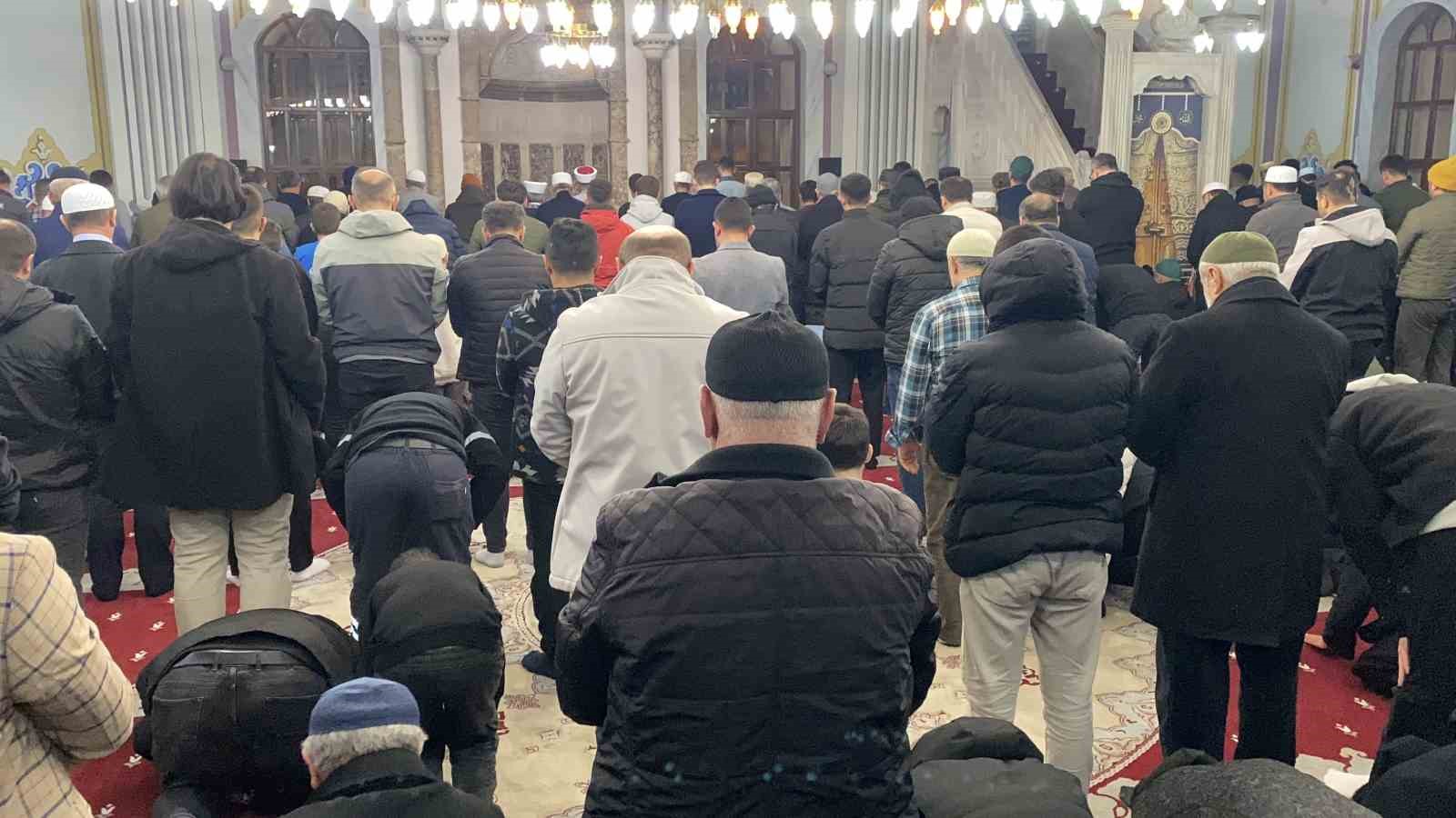 boluda ilk teravih namazinda vatandaslar camilere akin etti 1 XnnMFT4C